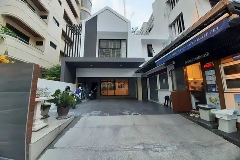23 AVA at Saladaeng
