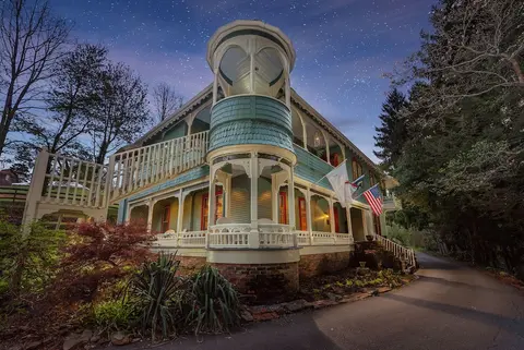 Engadine Inn & Cabins
