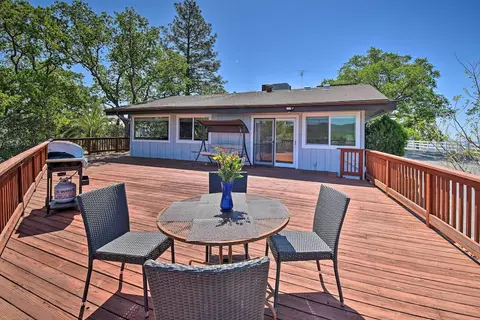 Stunning 'treetop Villa' - 1 Mi to Dtwn Mariposa!