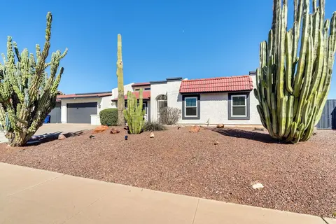 Pool, Putting Green & Games: Chandler Home!