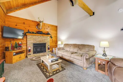Family Log Cabin w/ Mtn Views, 2 Mi to Tube World!
