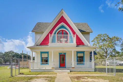 2 Mi to Gator Chateau: Vibrant Home w/ Balcony