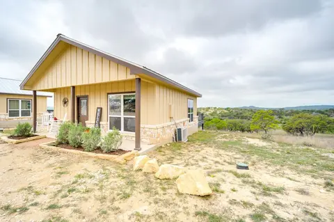 Center Point Countryside Cottage w/ Deck, Grill!