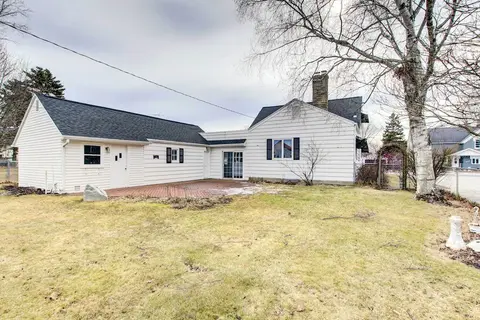 Cozy Wisconsin Abode: Walk to Lake Michigan!