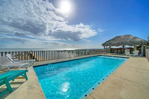 Keeper Red by Avantstay Pool Private Boat Dock