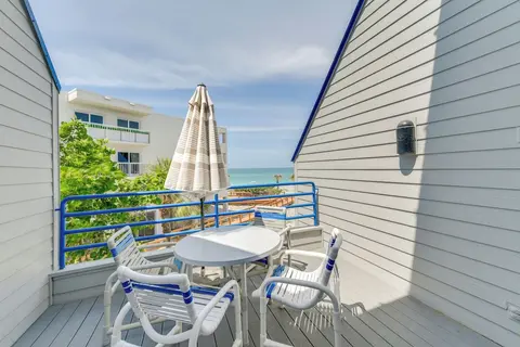 Beachfront Condo w/ Balcony on Manasota Key