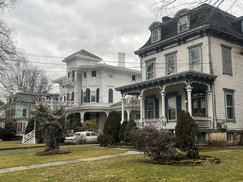 2 Br Victorian Apt 2800 sq ft 2 Floors With Full Kitchen 2 Baths and Laundry