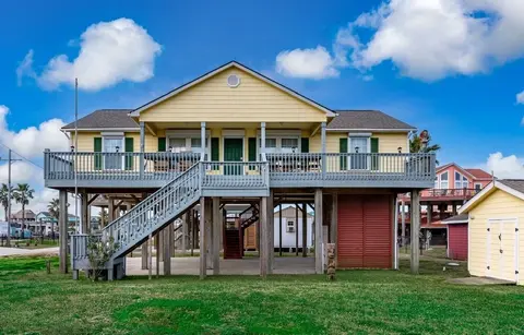 Tropic Like It's Hot 3 Bedroom Home by RedAwning