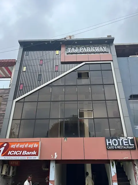 Hotel The Taj Park Way