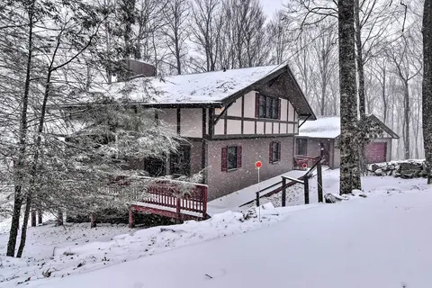 Hot Tub & Scenic Views: Beech Mountain Retreat
