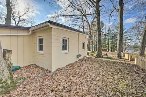 Fire Pit & Grill: Lakeview Mecosta Cottage!
