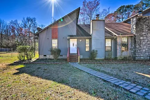 Updated Fayetville Townhome-away-from-home w/ Yard