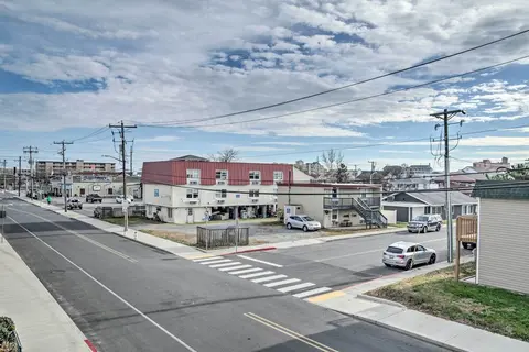 Central Studio w/ Deck: Walk to Shops & Dining!