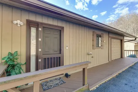 Maggie Valley Mountain Escape w/ Fireplace & Deck!