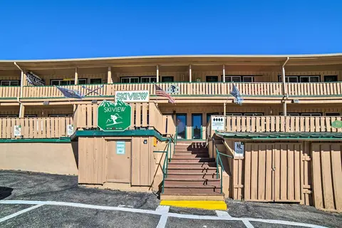 Red River Condo w/ Fire Pit: 1/2 Mi to Slopes!