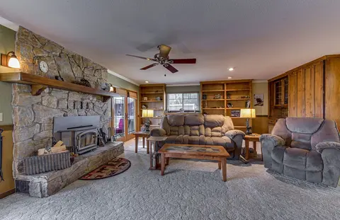 Sue's Deer Retreat - Mountain Views Abound When You Visit Sue's Deer Retreat. Enjoy 3/4 Acres of Space Plus a Fully-Screened Back Deck Perfect for Relaxing