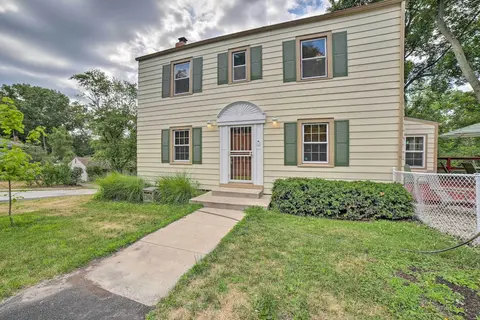Pet-friendly Lake Getaway: 1 Block to Beach!