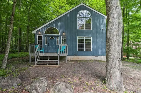 Pocono Lake Cottage w/ Pool Access & Private Deck