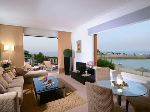 Villetta con Giardino in Contesto Riservato non Lontana dal Mare Bel01
