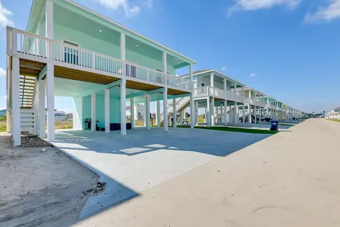 Community Pool Access & Bay View: Rockport Home!