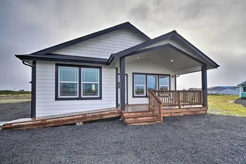 Modern Ocean Shores Home, 2 Mi to Beach!