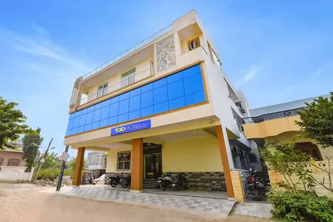 Fabhotel Living