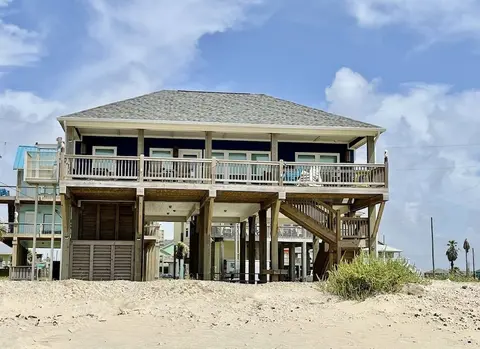 Amazing Grace 3 Bedroom Home by RedAwning