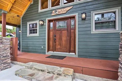 Woodsy Retreat w/ Fire Pit & Resort Amenities