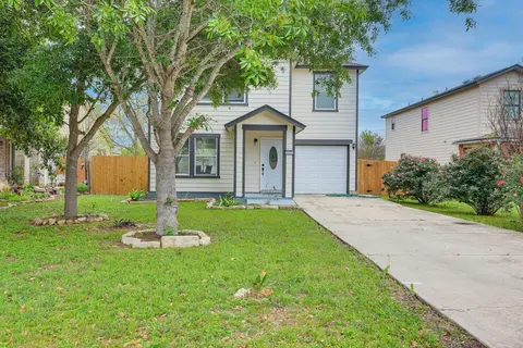 Charming Family Home w/ Yard - 24 Mi to Austin!