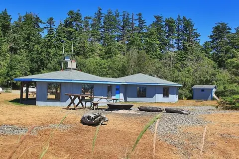 Totally Beachin' Getaway by Avantstay Waterfront