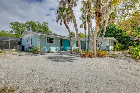 Englewood Home w/ Shared Pool & Screened Lanai!