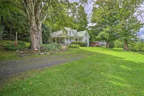 'lil Red Hen' Cottage in the Boone Area w/ Hot Tub