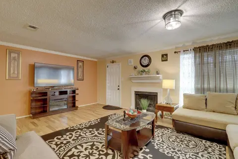 Houston Townhome 4 Mi to Airport: Central Location