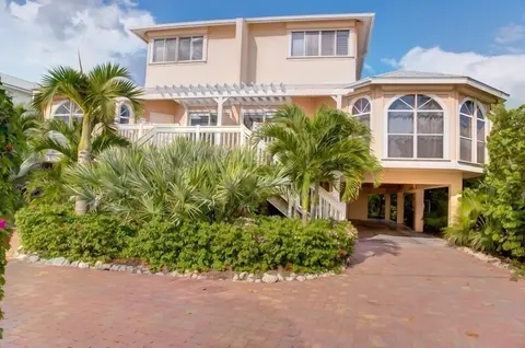 Donax 3 Bedroom Condo by RedAwning