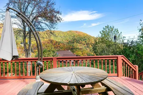 Smoky Mountain Mecca by Avantstay Mountain Views