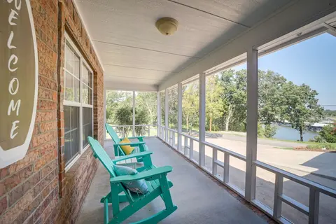 Eufaula Oasis w/ Screened Porch: Unwind in Style!