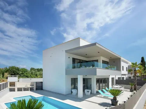 Luxury Apartment With Private Pool, Near the Beach and Close to Pula