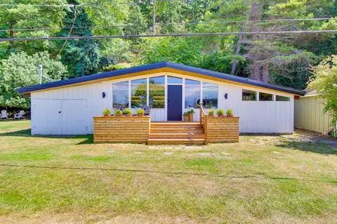 Whidbey Island Oasis: Walk to Beach, Hot Tub, View