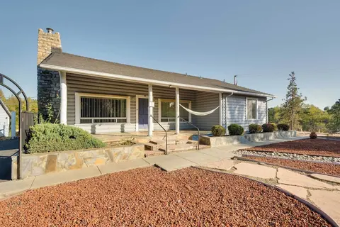 Waterfront Mariposa Vacation Rental w/ Hot Tub