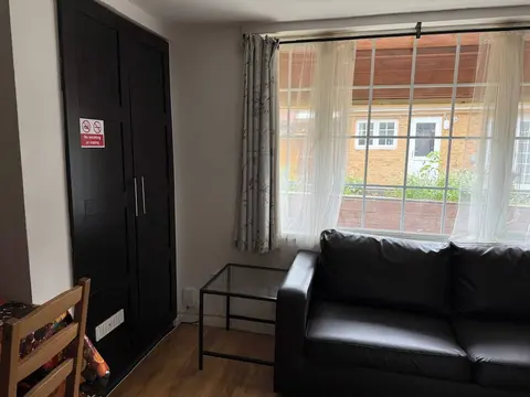 Serene Uxbridge Retreat With Central Heating & Free Parking
