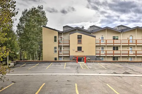 Silverthorne Condo w/ Lake Views: 10 Mi to Skiing!