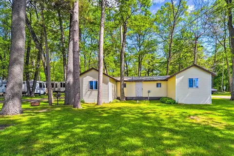 Stone Lake Cabin: Grill & Access to Fishing!