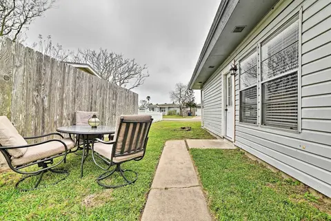 Coastal Escape w/ Yard, Walk 1 Mile to Texas A & M
