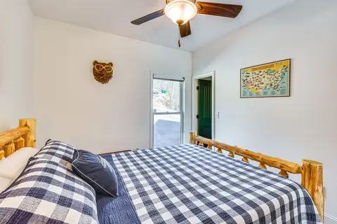 Lake Hartwell Cottage w/ Fire Pit: Near Clemson!