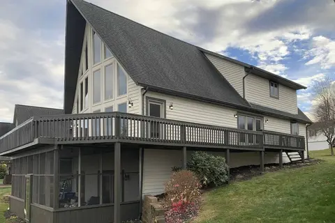 Apple Valley Home, Shared Golf Course On-site