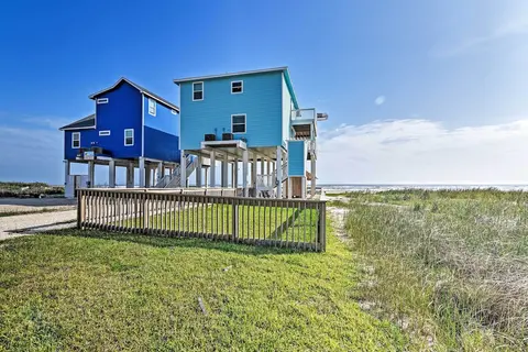 Beachfront Retreat: 16 Mi to Dtwn Freeport!