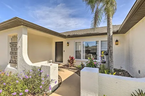 Lavish Holiday Home w/ Lanai & Heated Outdoor Pool