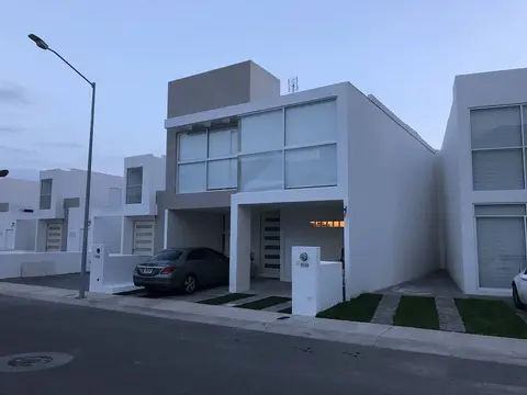 Luxury House With all the Amenities Gym Seg Aa cal Pool Tv Wifi