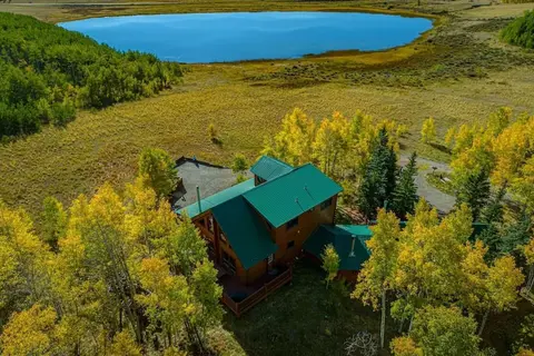 Mountain Lakehouse Cabin on 5 Acres Hottub Pool Table Garage EV Charger