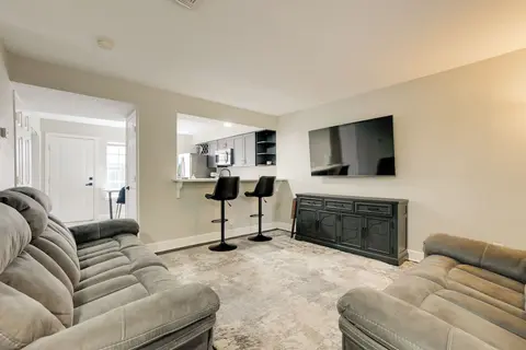 4 Mi to Iah: Suburban Houston Townhome